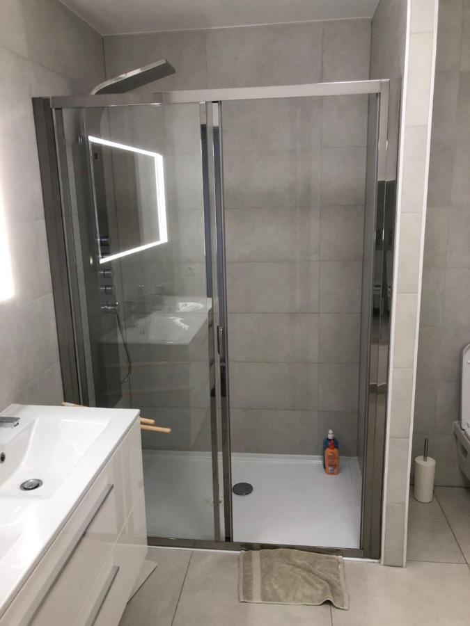Couette-café Avec 2 D'hotes Pour 1 A 4 Personnes Avec Terrasse, Vue Mer, Parking Prive, Proche Port Et Aeroport 4*