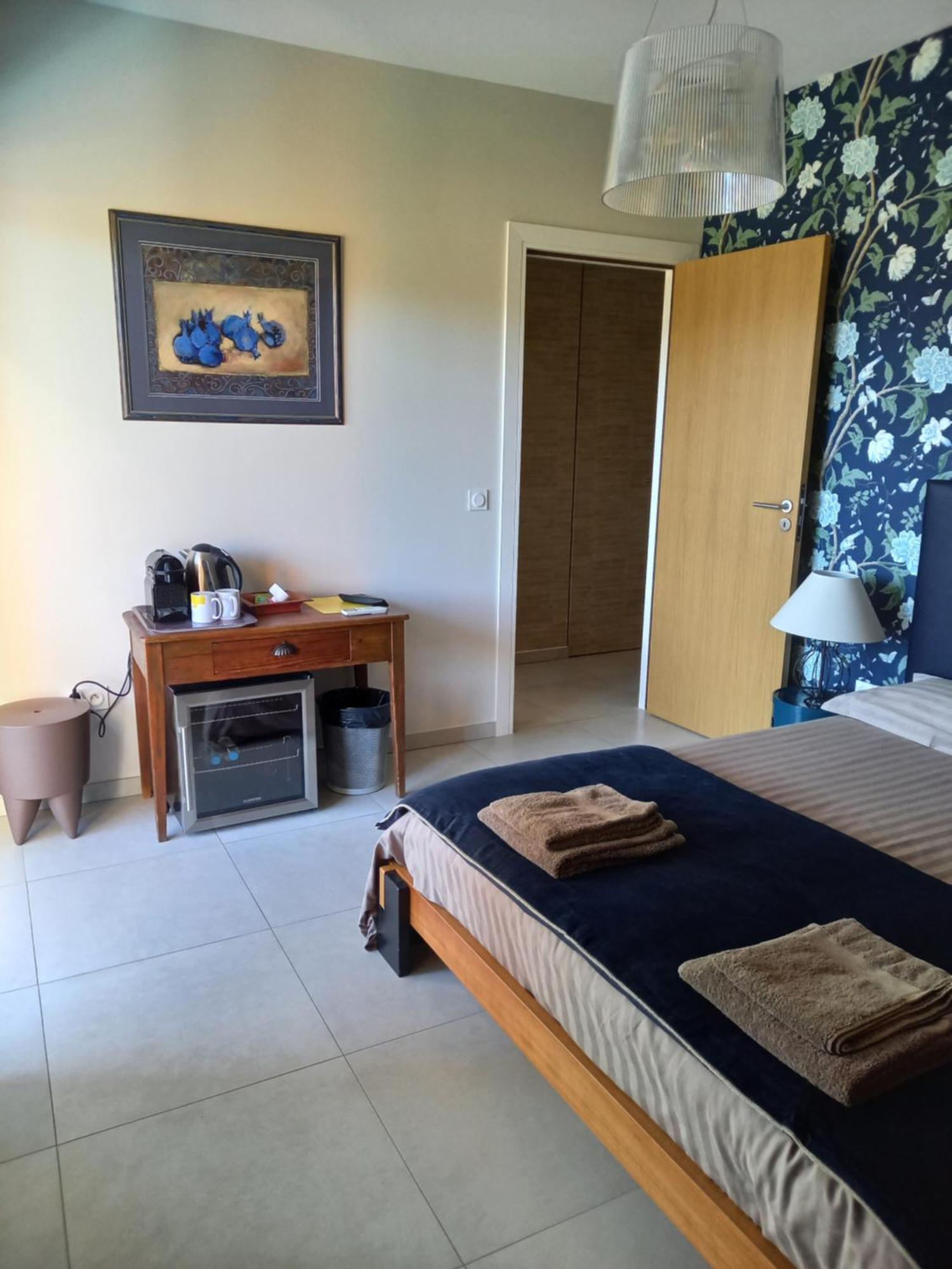 Avec 2 D'hotes Pour 1 A 4 Personnes Avec Terrasse, Vue Mer, Parking Prive, Proche Port Et Aeroport 4* Ajaccio (Corsica)